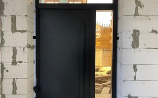 стальная дверь для загородного дома с боковой и верхней вставками со стеклом