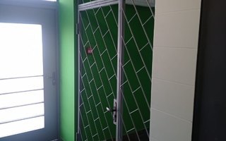 решетчатая дверь с боковой и верхней вставками, модель ДМР - 38 установлена внутри здания