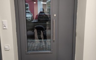 входная дверь двухстворчатая в подъезд, модель ДПДЗ-45 со стеклопакетом и одним замком
